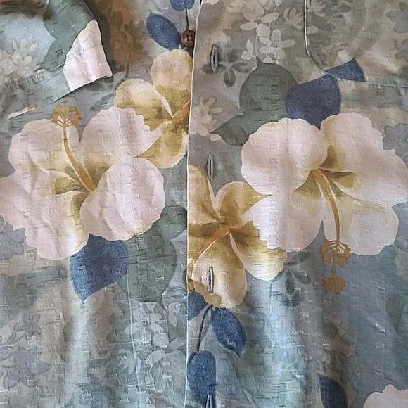 Tommy Bahama Men's XL hawaiin shirt - Picture 3 of 4